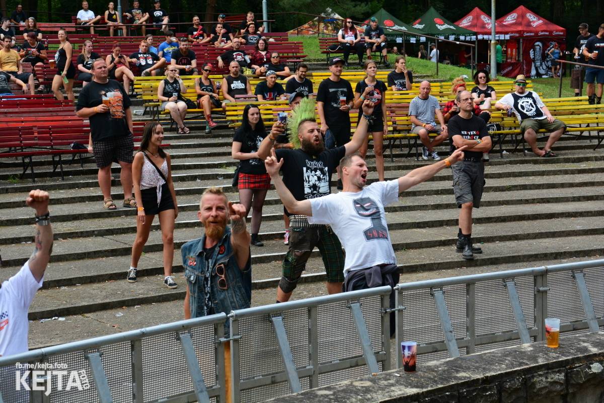 Běsnění na Valníku. Druhý den vystoupily kapely zakázanÝ ovoce, Totální nasazení nebo Znouzectnost