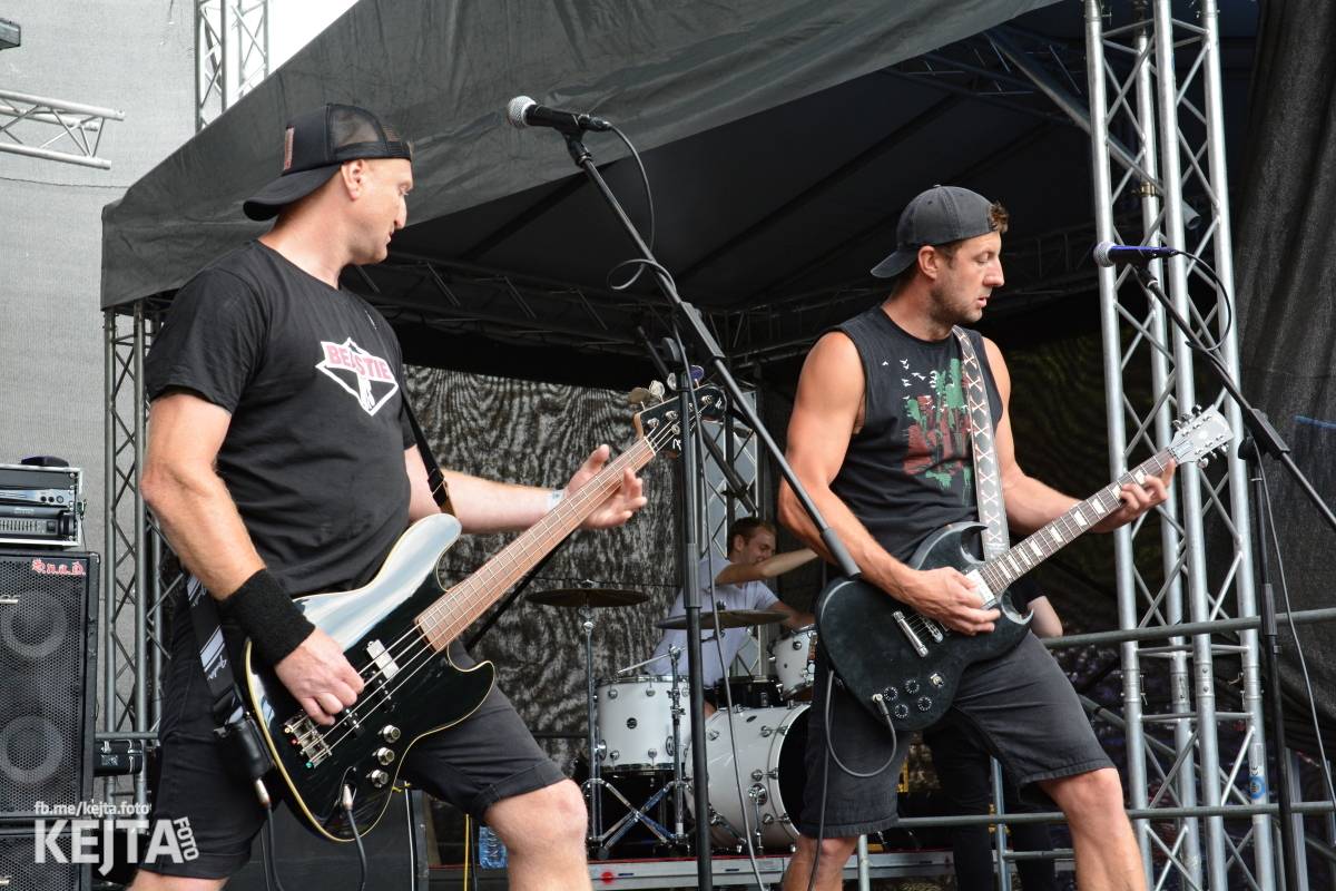 Běsnění na Valníku. Druhý den vystoupily kapely zakázanÝ ovoce, Totální nasazení nebo Znouzectnost