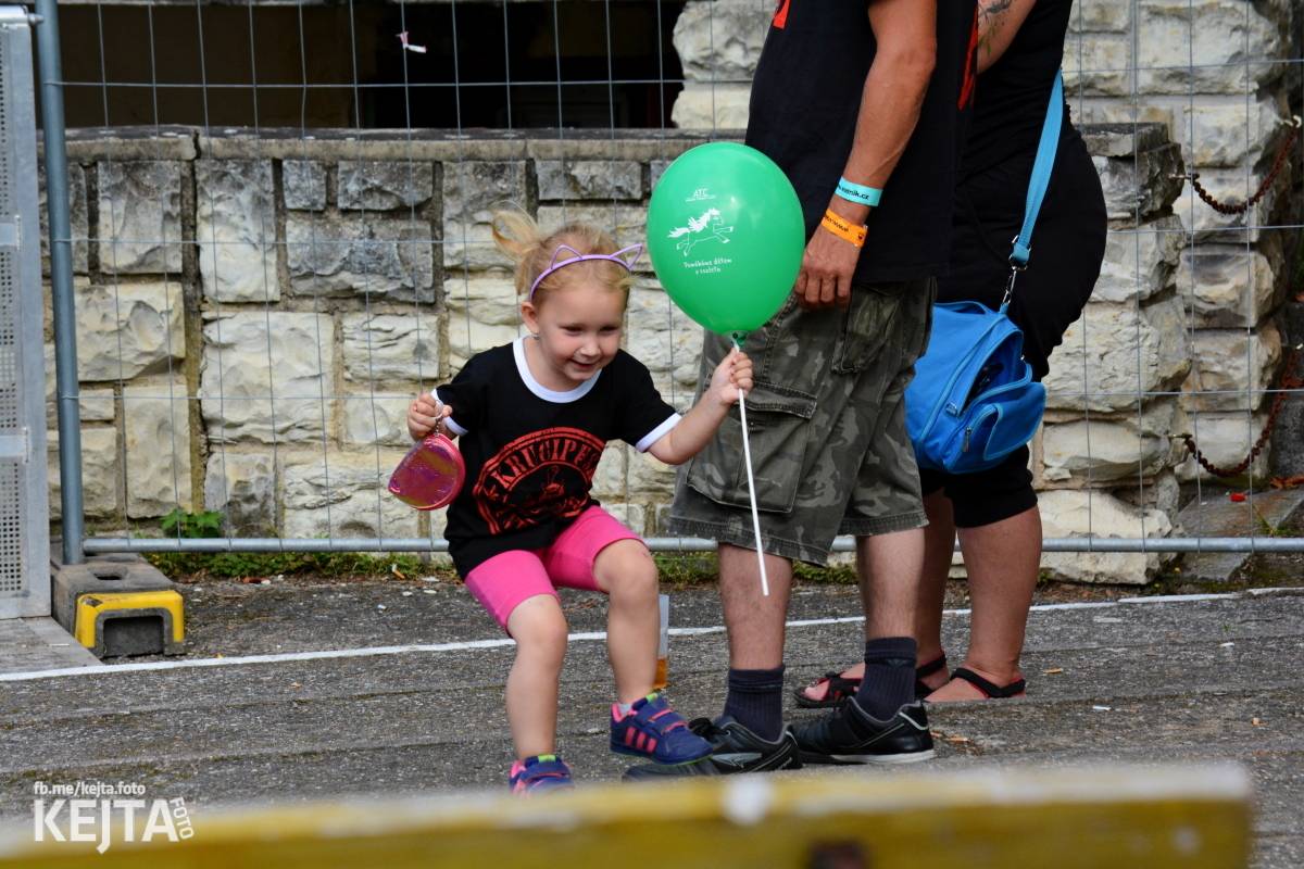 Běsnění na Valníku. Druhý den vystoupily kapely zakázanÝ ovoce, Totální nasazení nebo Znouzectnost