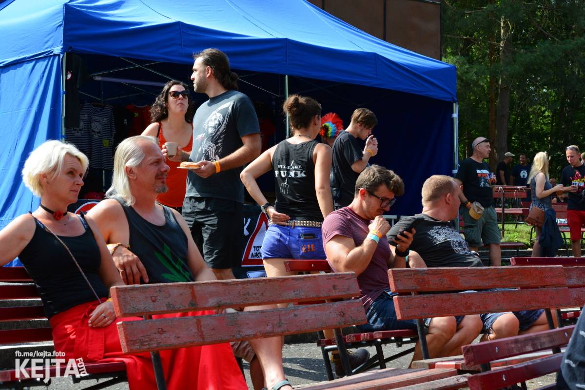 Běsnění na Valníku. Druhý den vystoupily kapely zakázanÝ ovoce, Totální nasazení nebo Znouzectnost