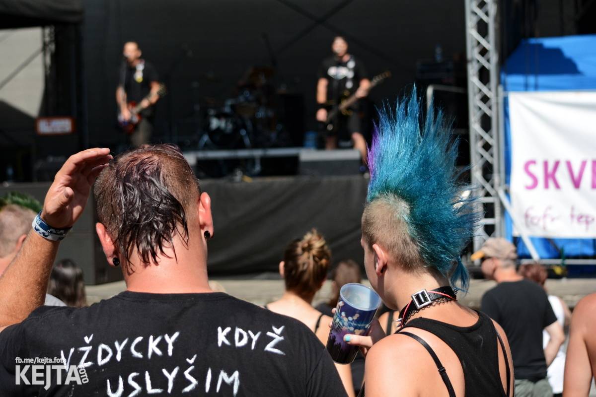 Běsnění na Valníku. Druhý den vystoupily kapely zakázanÝ ovoce, Totální nasazení nebo Znouzectnost