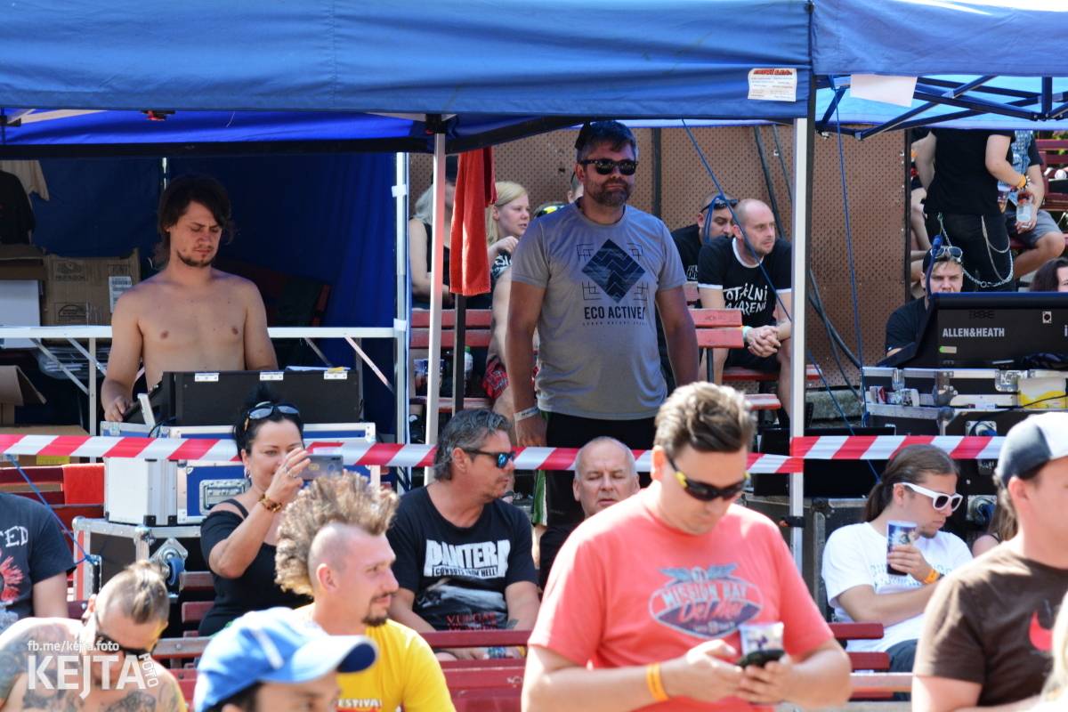 Běsnění na Valníku. Druhý den vystoupily kapely zakázanÝ ovoce, Totální nasazení nebo Znouzectnost