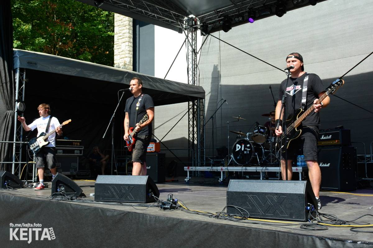 Běsnění na Valníku. Druhý den vystoupily kapely zakázanÝ ovoce, Totální nasazení nebo Znouzectnost