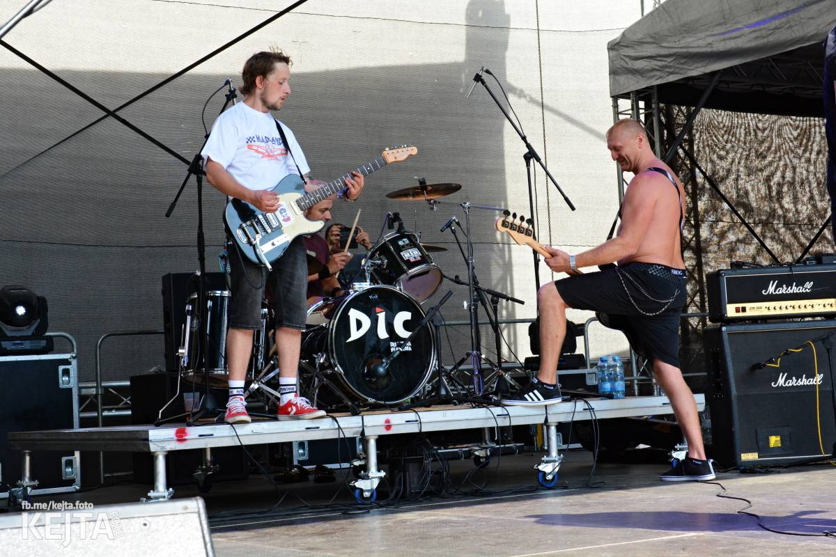 Běsnění na Valníku. Druhý den vystoupily kapely zakázanÝ ovoce, Totální nasazení nebo Znouzectnost