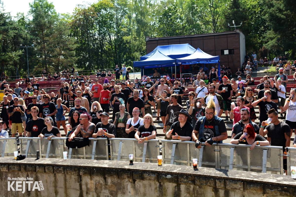 Běsnění na Valníku. Druhý den vystoupily kapely zakázanÝ ovoce, Totální nasazení nebo Znouzectnost