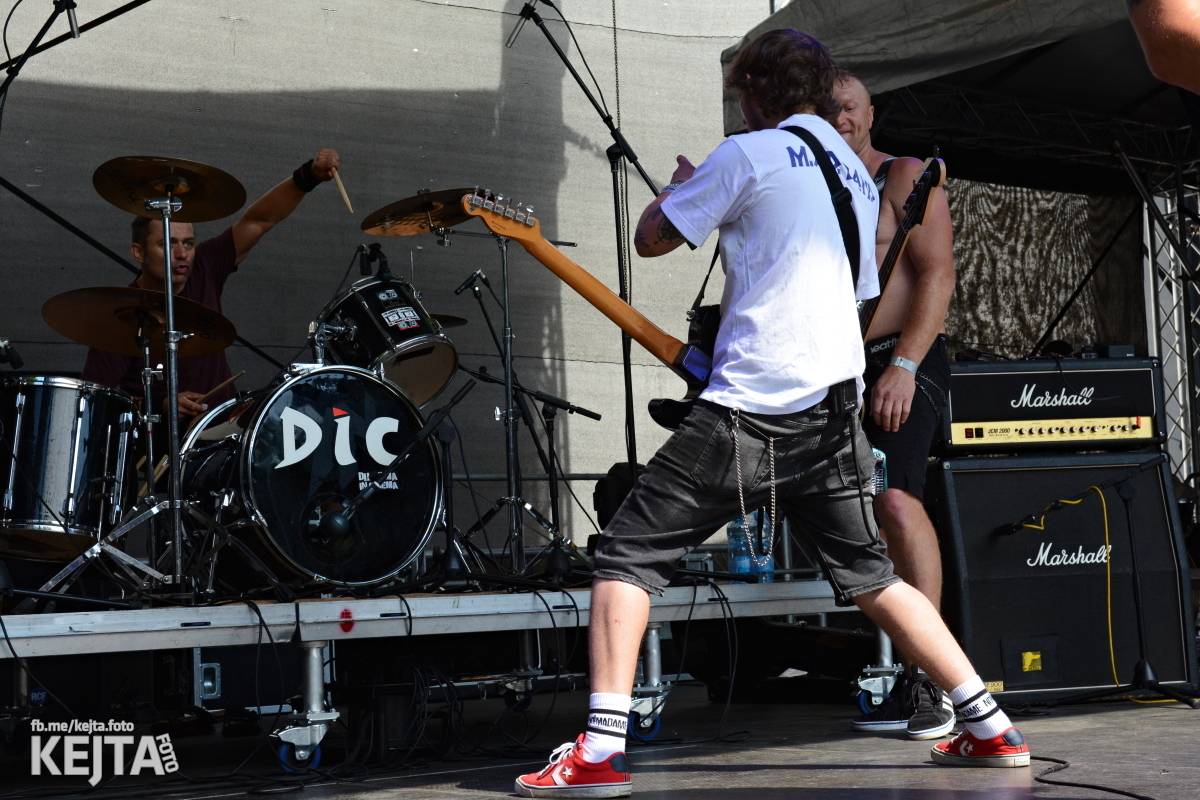 Běsnění na Valníku. Druhý den vystoupily kapely zakázanÝ ovoce, Totální nasazení nebo Znouzectnost