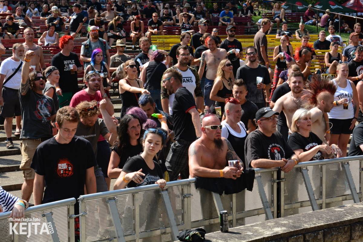 Běsnění na Valníku. Druhý den vystoupily kapely zakázanÝ ovoce, Totální nasazení nebo Znouzectnost