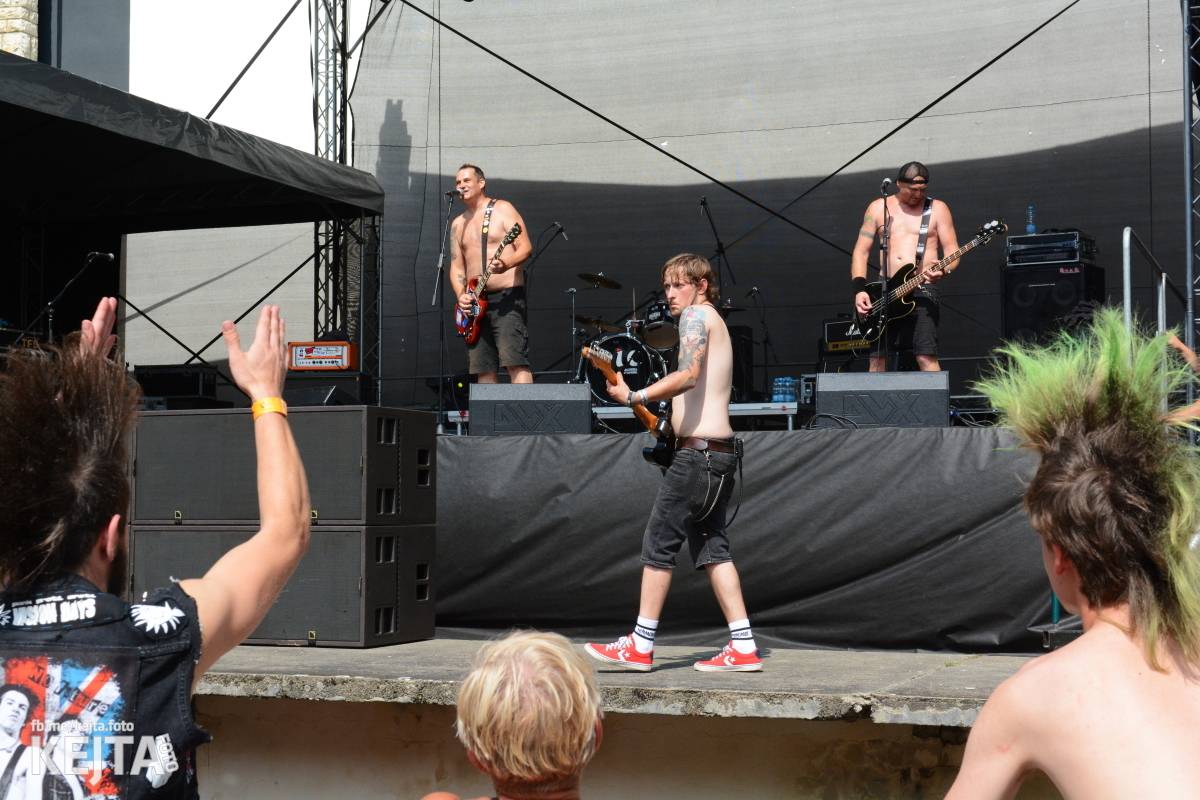 Běsnění na Valníku. Druhý den vystoupily kapely zakázanÝ ovoce, Totální nasazení nebo Znouzectnost