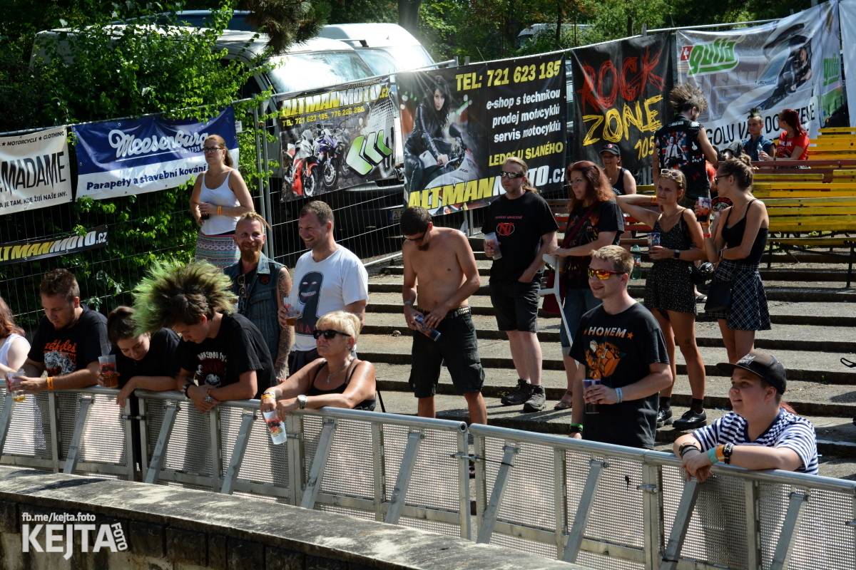 Běsnění na Valníku. Druhý den vystoupily kapely zakázanÝ ovoce, Totální nasazení nebo Znouzectnost