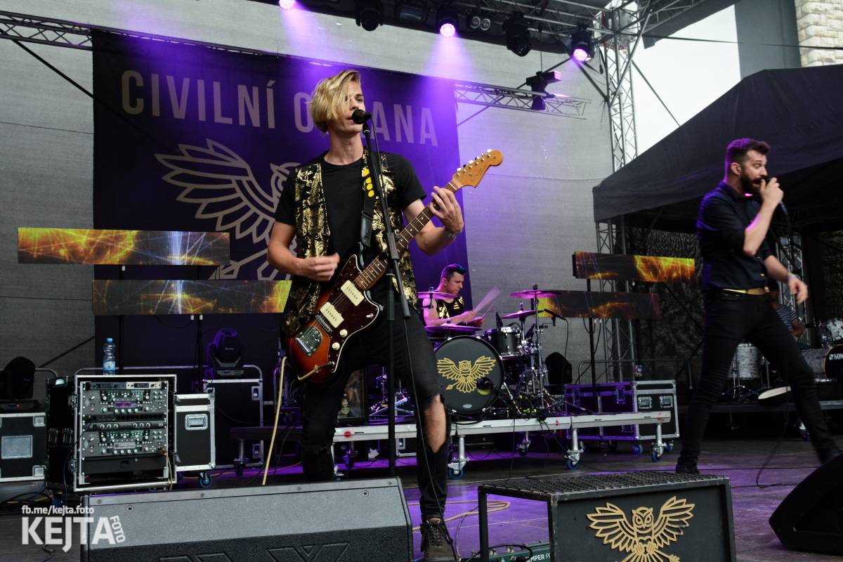 Běsnění na Valníku. Druhý den vystoupily kapely zakázanÝ ovoce, Totální nasazení nebo Znouzectnost