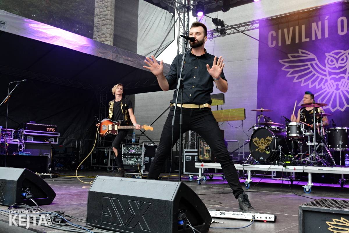 Běsnění na Valníku. Druhý den vystoupily kapely zakázanÝ ovoce, Totální nasazení nebo Znouzectnost