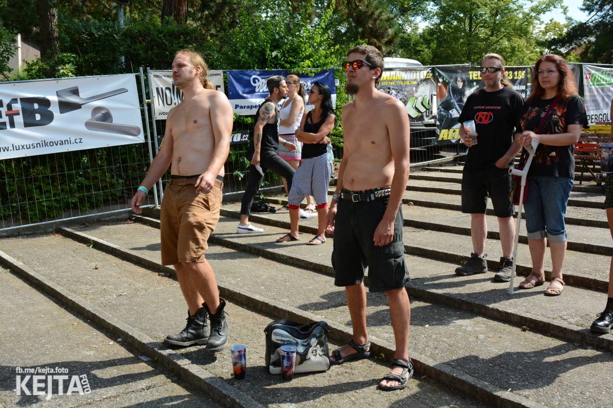 Běsnění na Valníku. Druhý den vystoupily kapely zakázanÝ ovoce, Totální nasazení nebo Znouzectnost