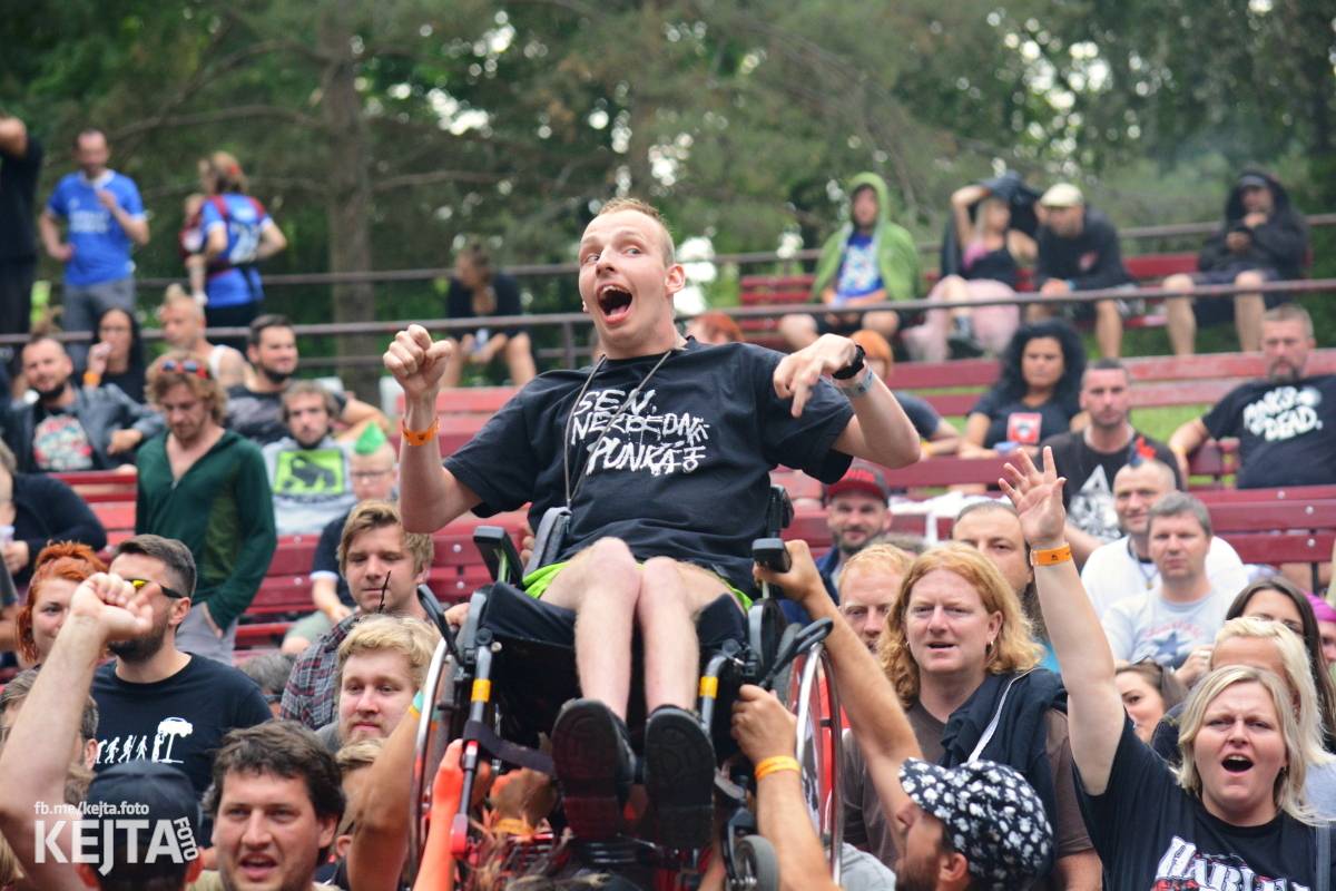 Běsnění na Valníku. Druhý den vystoupily kapely zakázanÝ ovoce, Totální nasazení nebo Znouzectnost