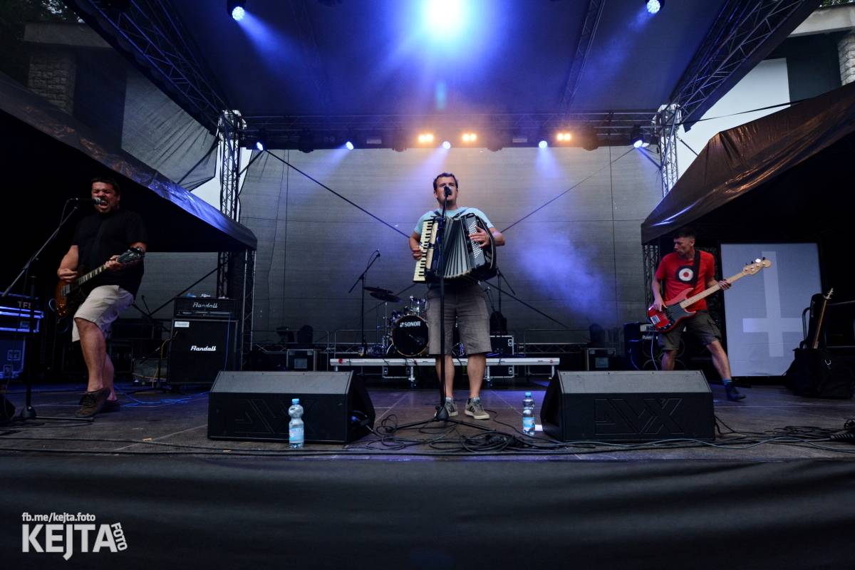 Běsnění na Valníku. Druhý den vystoupily kapely zakázanÝ ovoce, Totální nasazení nebo Znouzectnost