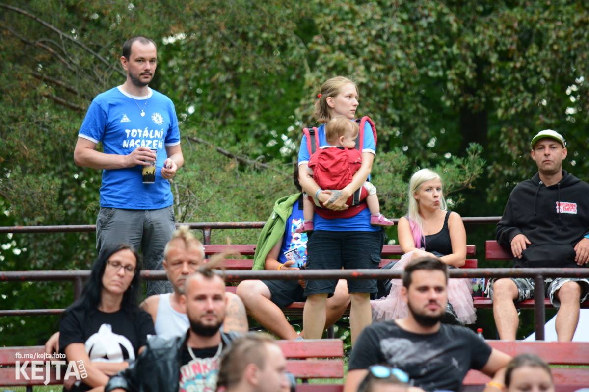 Běsnění na Valníku. Druhý den vystoupily kapely zakázanÝ ovoce, Totální nasazení nebo Znouzectnost