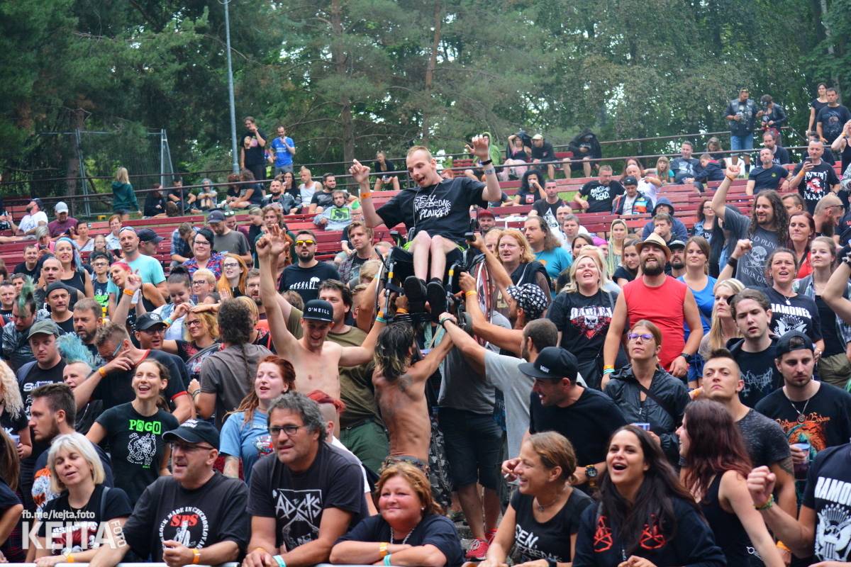 Běsnění na Valníku. Druhý den vystoupily kapely zakázanÝ ovoce, Totální nasazení nebo Znouzectnost