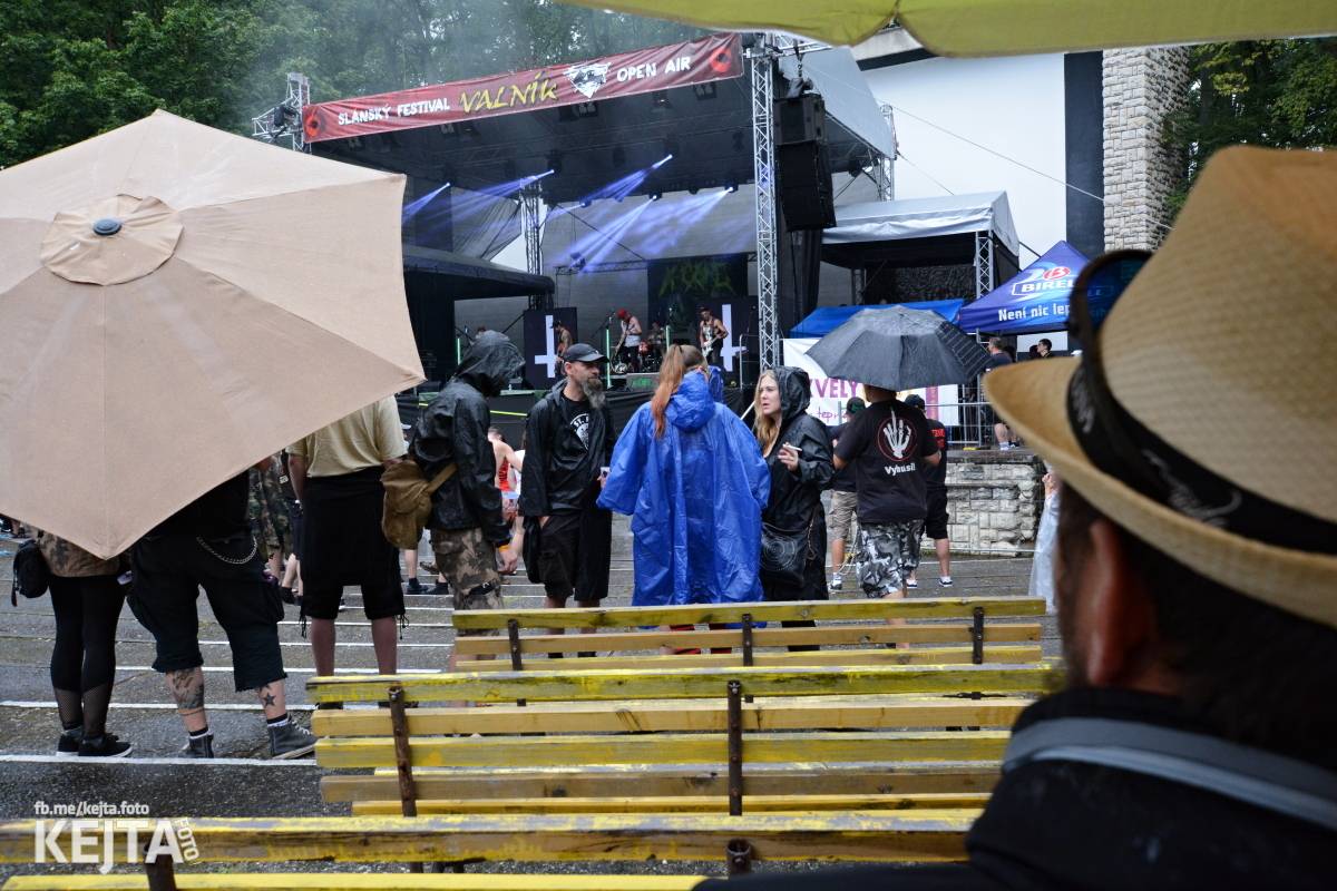 Běsnění na Valníku. Druhý den vystoupily kapely zakázanÝ ovoce, Totální nasazení nebo Znouzectnost