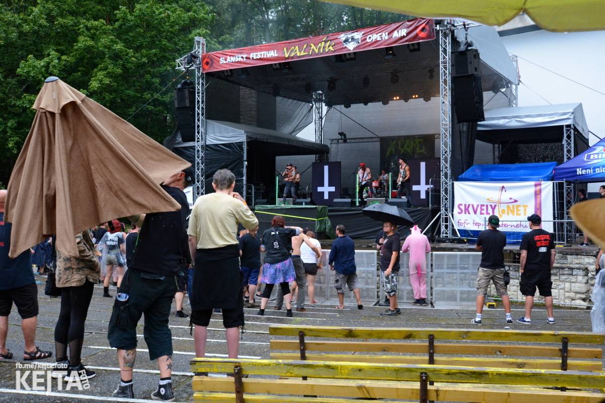 Běsnění na Valníku. Druhý den vystoupily kapely zakázanÝ ovoce, Totální nasazení nebo Znouzectnost