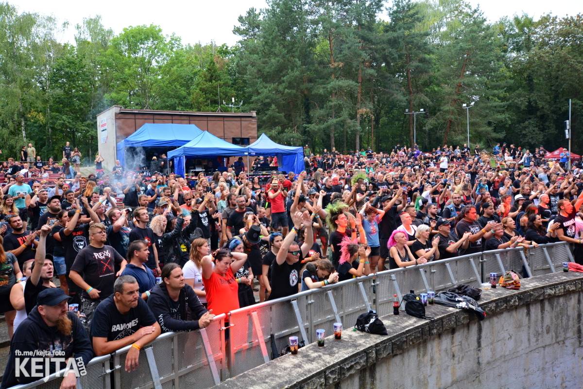 Běsnění na Valníku. Druhý den vystoupily kapely zakázanÝ ovoce, Totální nasazení nebo Znouzectnost