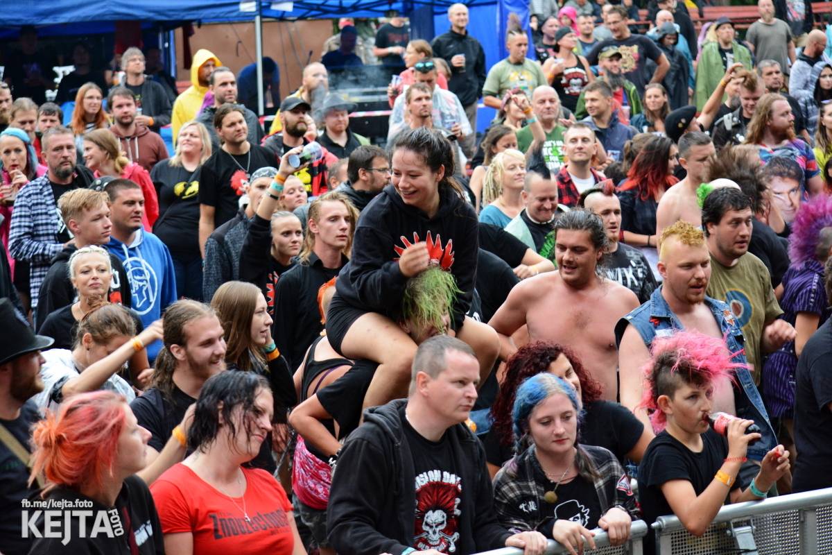 Běsnění na Valníku. Druhý den vystoupily kapely zakázanÝ ovoce, Totální nasazení nebo Znouzectnost