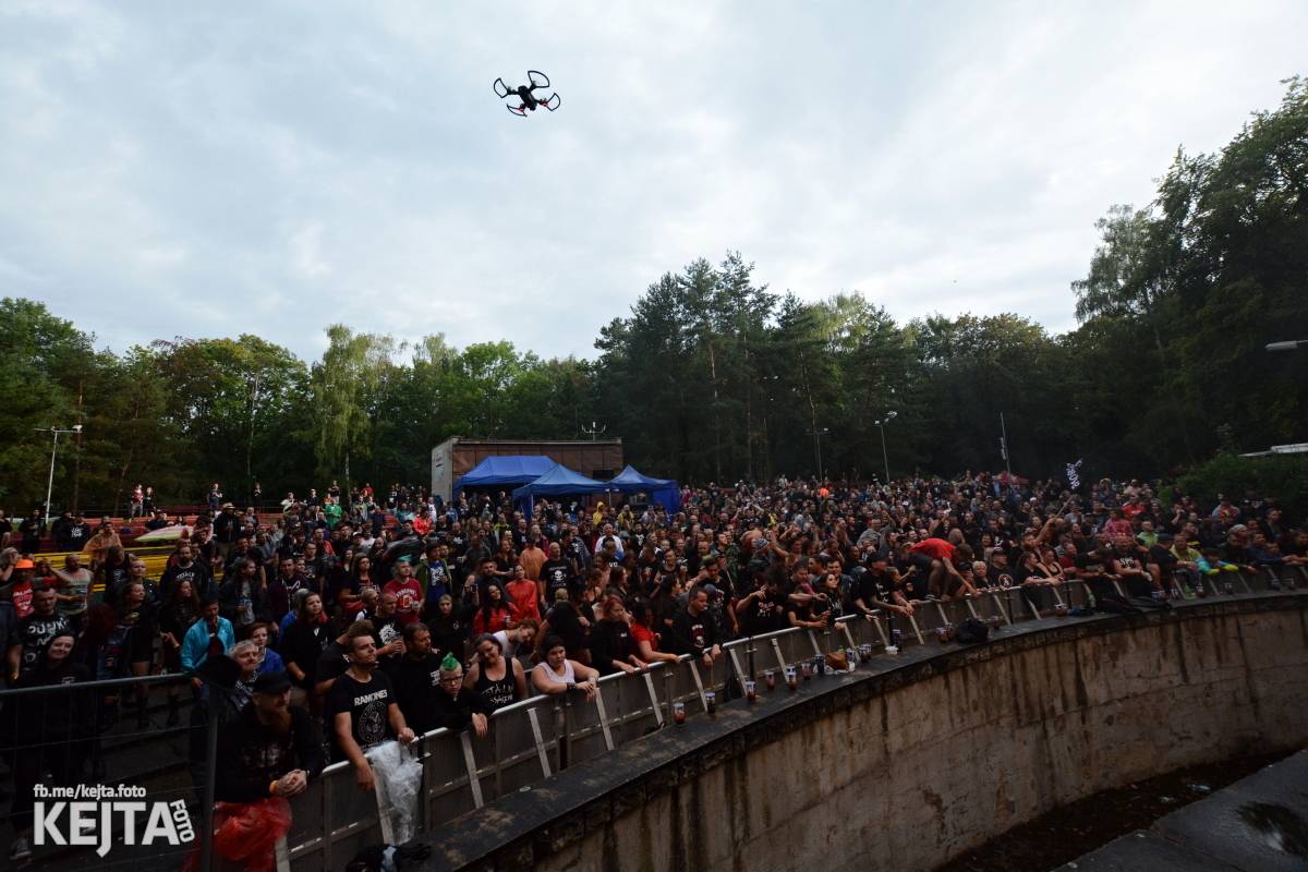 Běsnění na Valníku. Druhý den vystoupily kapely zakázanÝ ovoce, Totální nasazení nebo Znouzectnost