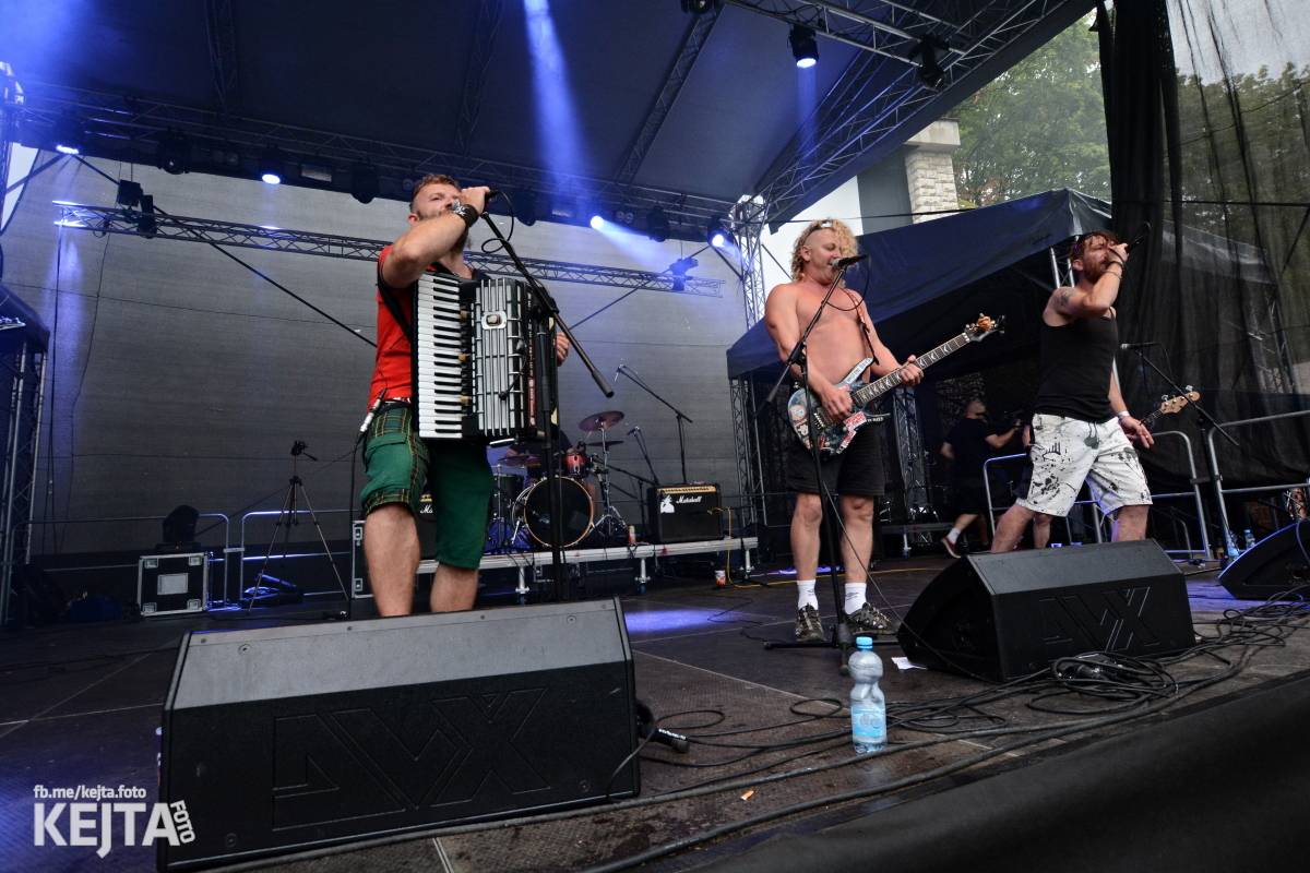 Běsnění na Valníku. Druhý den vystoupily kapely zakázanÝ ovoce, Totální nasazení nebo Znouzectnost