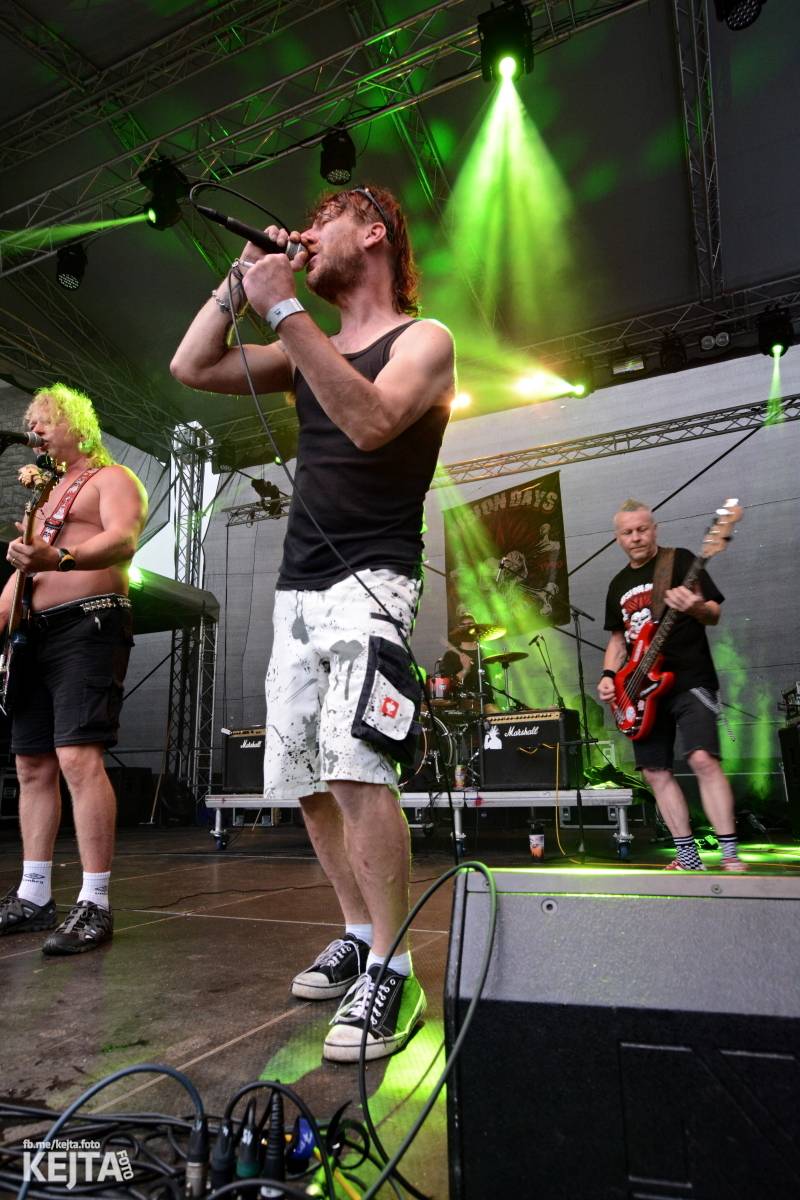 Běsnění na Valníku. Druhý den vystoupily kapely zakázanÝ ovoce, Totální nasazení nebo Znouzectnost