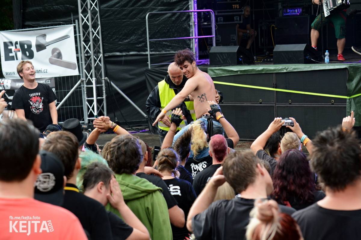 Běsnění na Valníku. Druhý den vystoupily kapely zakázanÝ ovoce, Totální nasazení nebo Znouzectnost