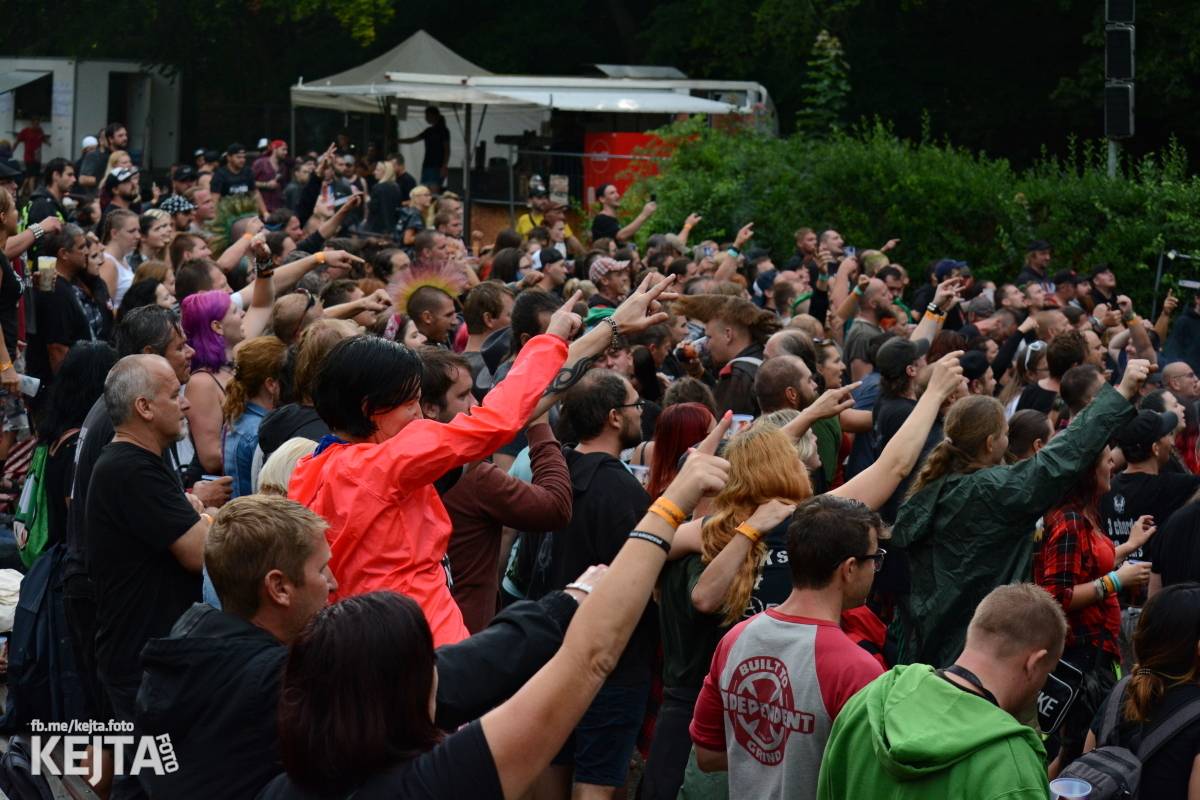 Běsnění na Valníku. Druhý den vystoupily kapely zakázanÝ ovoce, Totální nasazení nebo Znouzectnost
