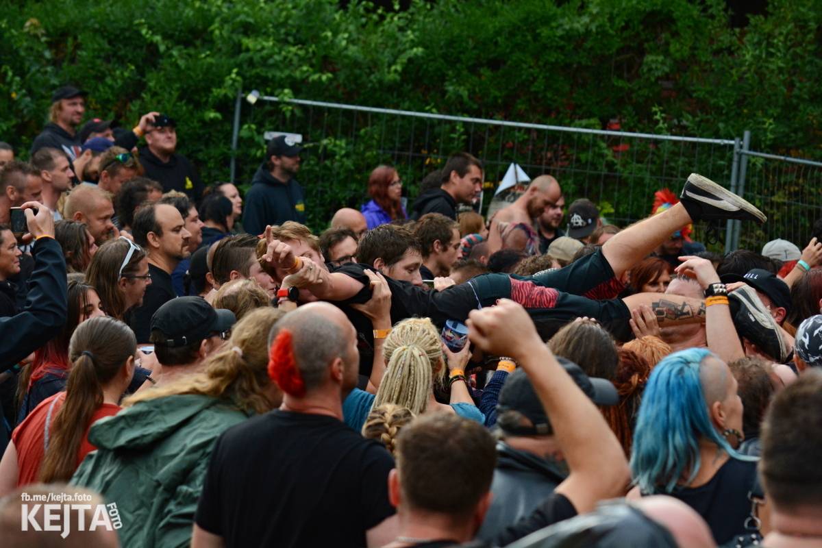 Běsnění na Valníku. Druhý den vystoupily kapely zakázanÝ ovoce, Totální nasazení nebo Znouzectnost