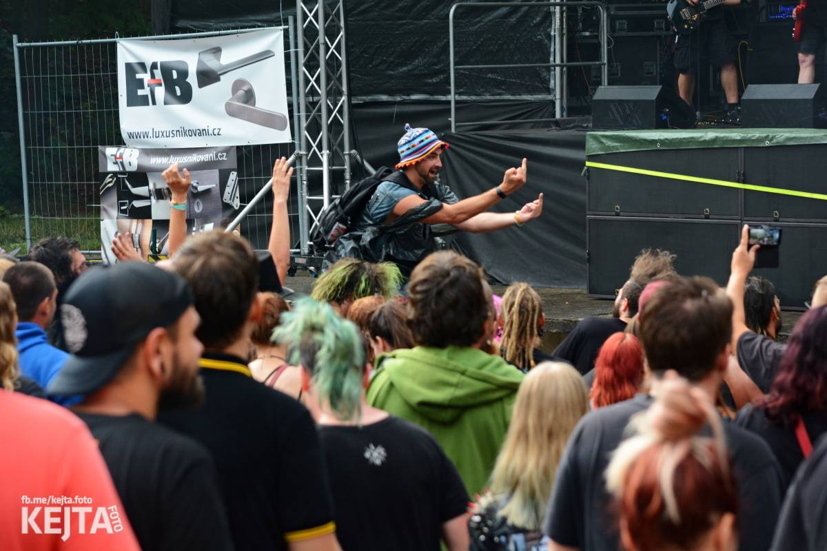 Běsnění na Valníku. Druhý den vystoupily kapely zakázanÝ ovoce, Totální nasazení nebo Znouzectnost