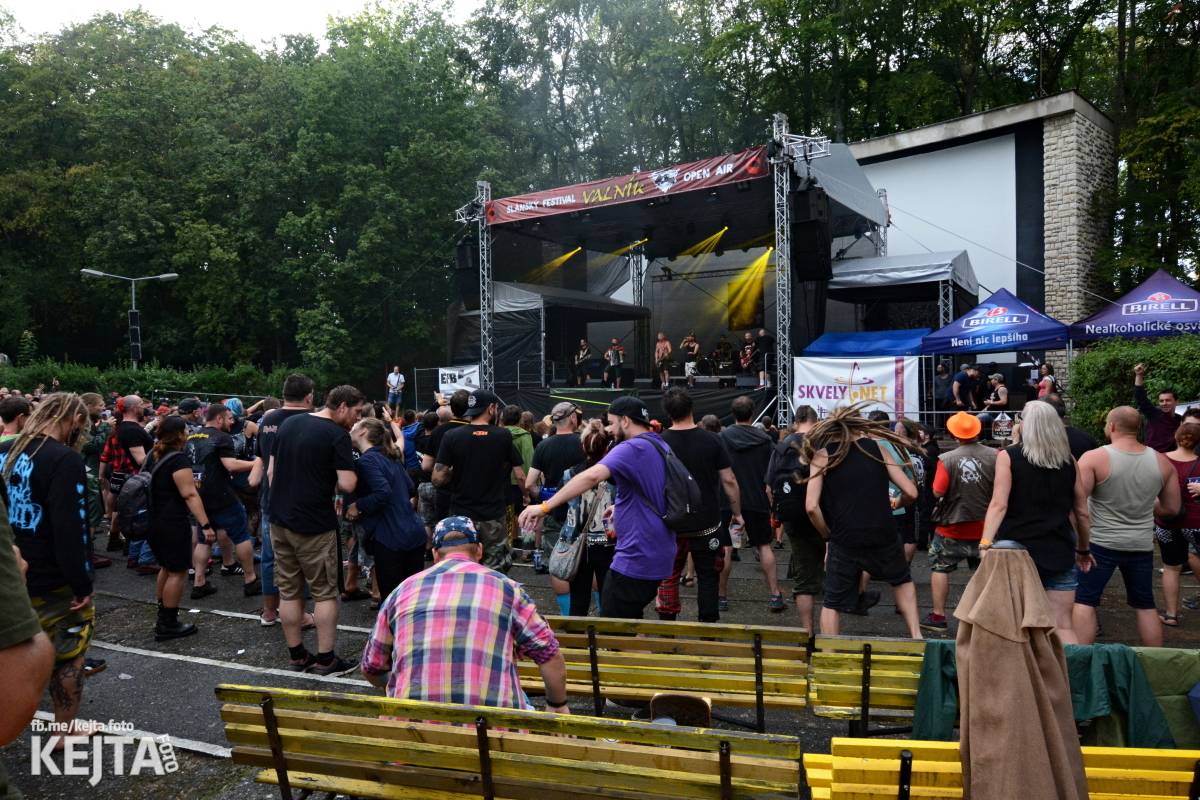 Běsnění na Valníku. Druhý den vystoupily kapely zakázanÝ ovoce, Totální nasazení nebo Znouzectnost