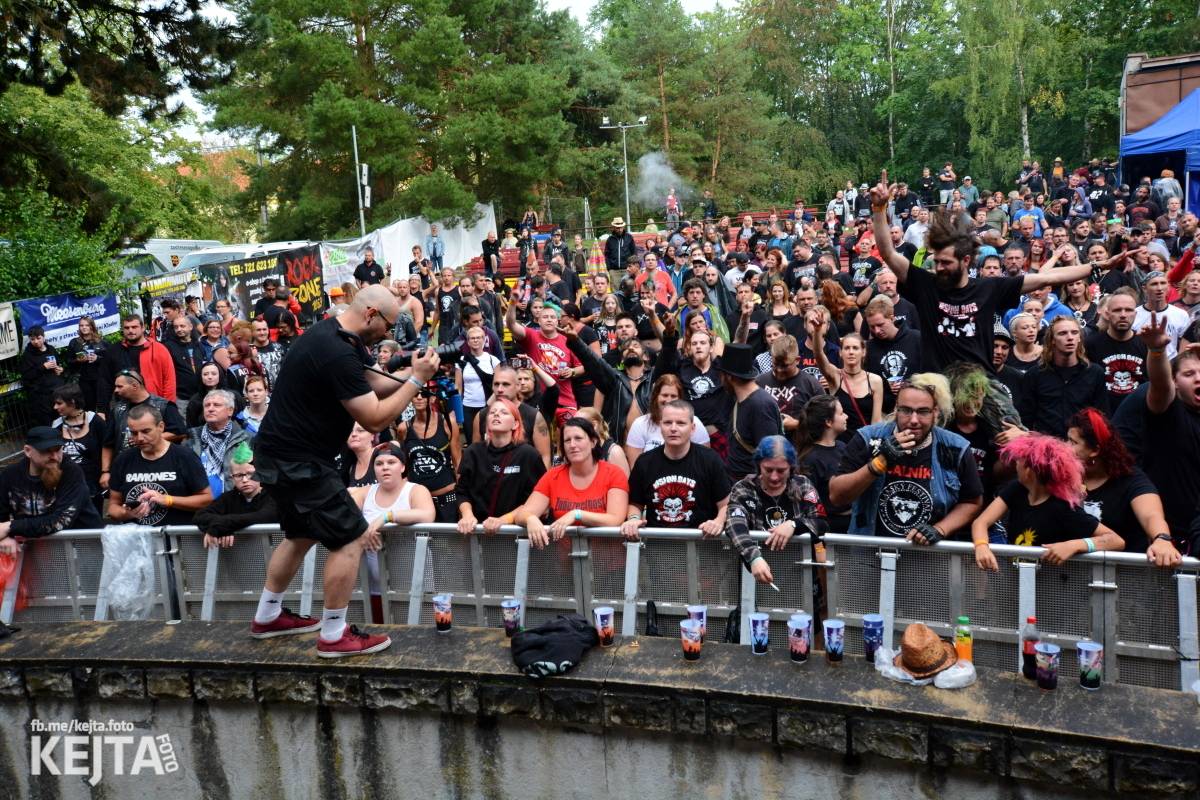 Běsnění na Valníku. Druhý den vystoupily kapely zakázanÝ ovoce, Totální nasazení nebo Znouzectnost