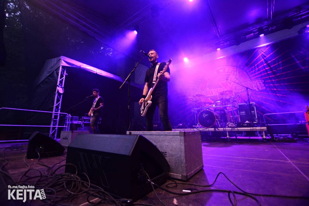 Běsnění na Valníku. Druhý den vystoupily kapely zakázanÝ ovoce, Totální nasazení nebo Znouzectnost