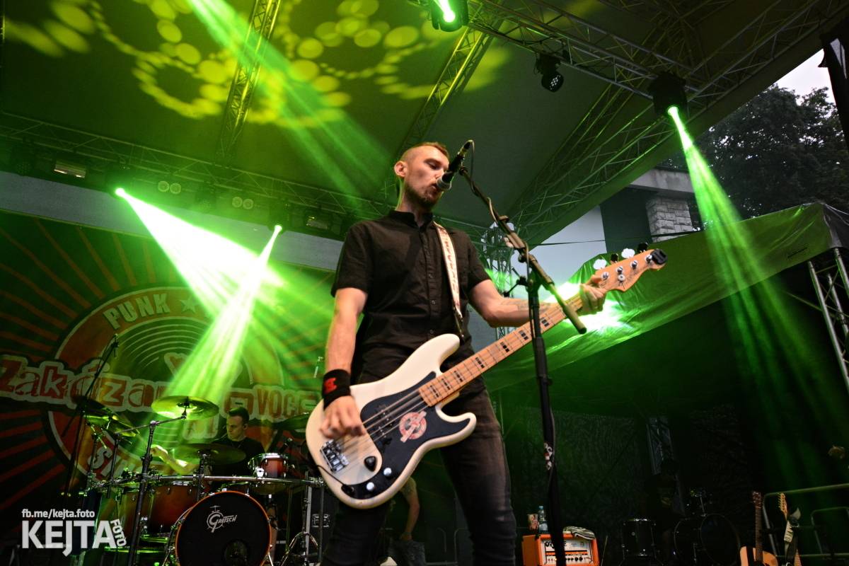 Běsnění na Valníku. Druhý den vystoupily kapely zakázanÝ ovoce, Totální nasazení nebo Znouzectnost