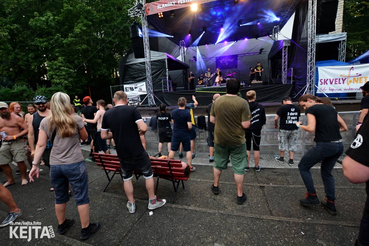 Běsnění na Valníku. Druhý den vystoupily kapely zakázanÝ ovoce, Totální nasazení nebo Znouzectnost