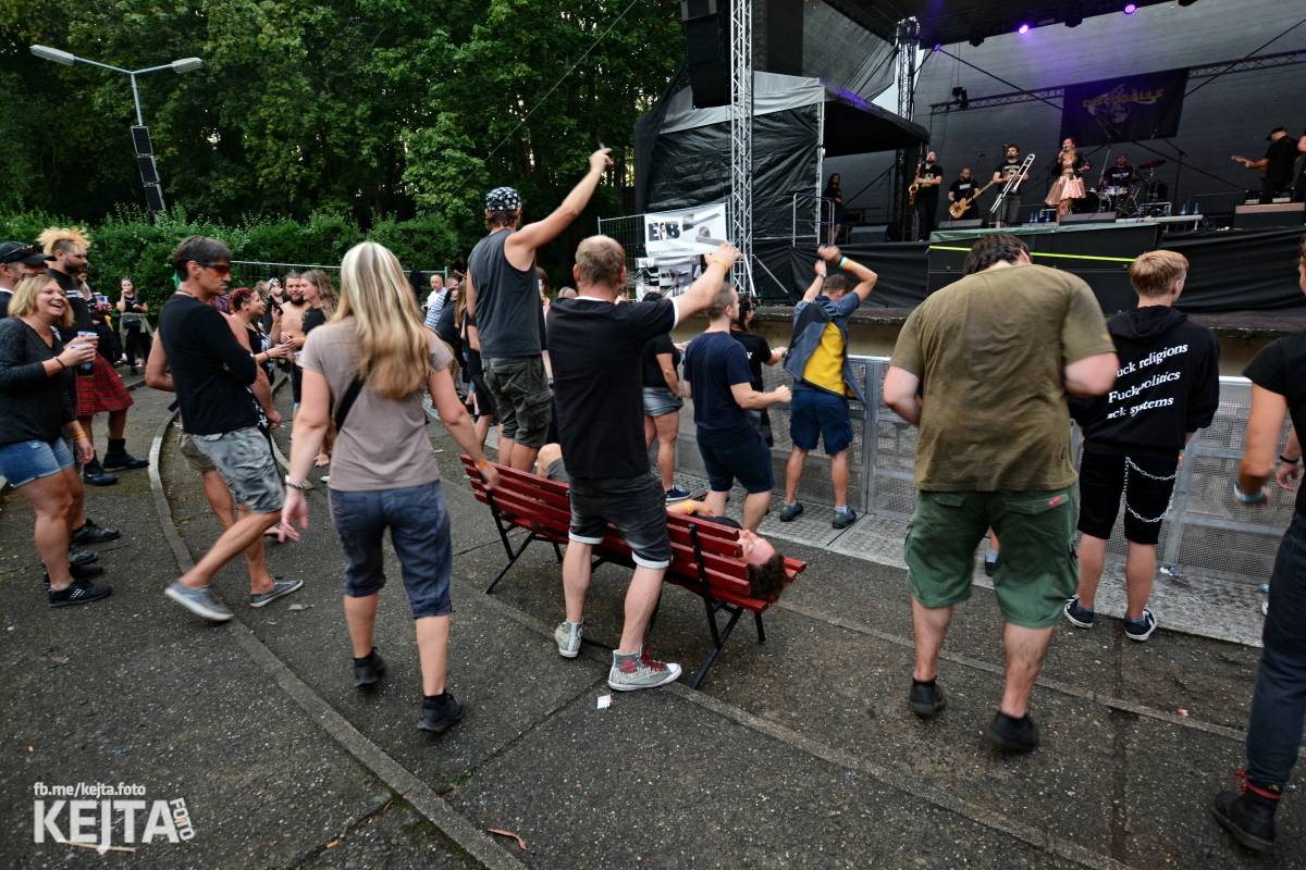 Běsnění na Valníku. Druhý den vystoupily kapely zakázanÝ ovoce, Totální nasazení nebo Znouzectnost