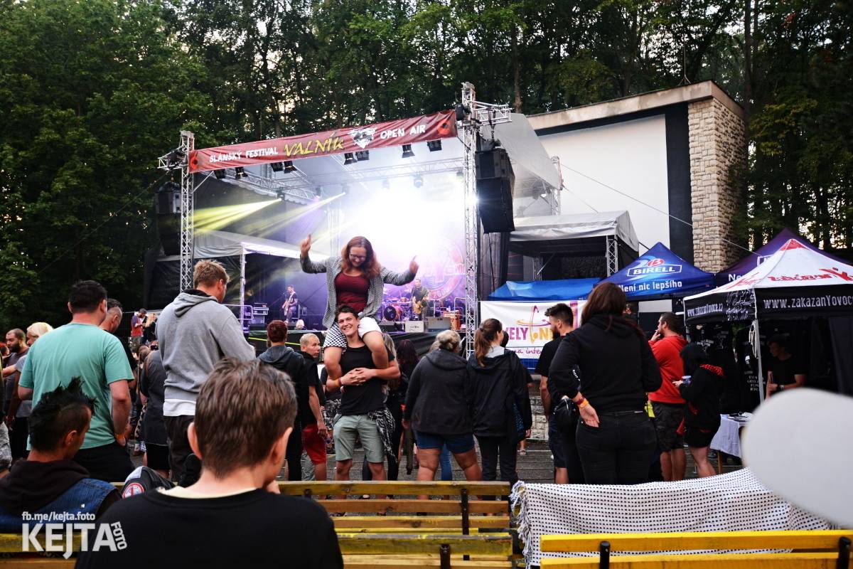 Běsnění na Valníku. Druhý den vystoupily kapely zakázanÝ ovoce, Totální nasazení nebo Znouzectnost