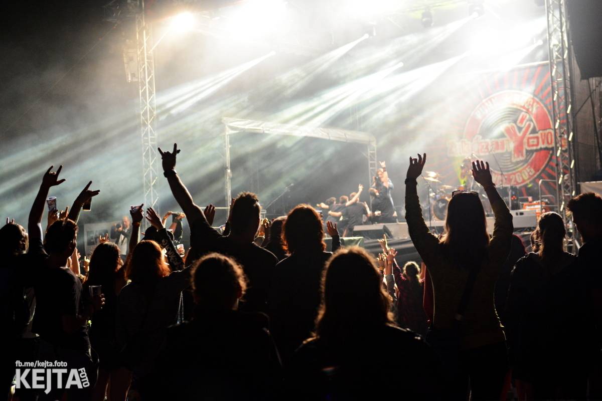 Běsnění na Valníku. Druhý den vystoupily kapely zakázanÝ ovoce, Totální nasazení nebo Znouzectnost