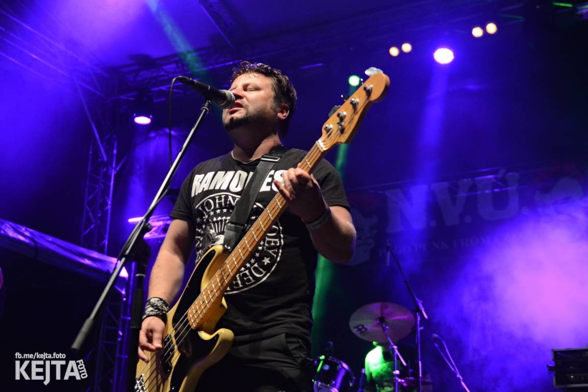 Běsnění na Valníku. Druhý den vystoupily kapely zakázanÝ ovoce, Totální nasazení nebo Znouzectnost