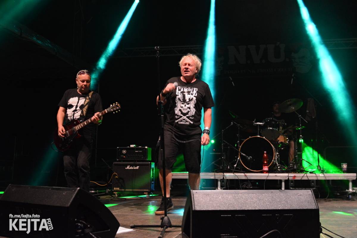 Běsnění na Valníku. Druhý den vystoupily kapely zakázanÝ ovoce, Totální nasazení nebo Znouzectnost