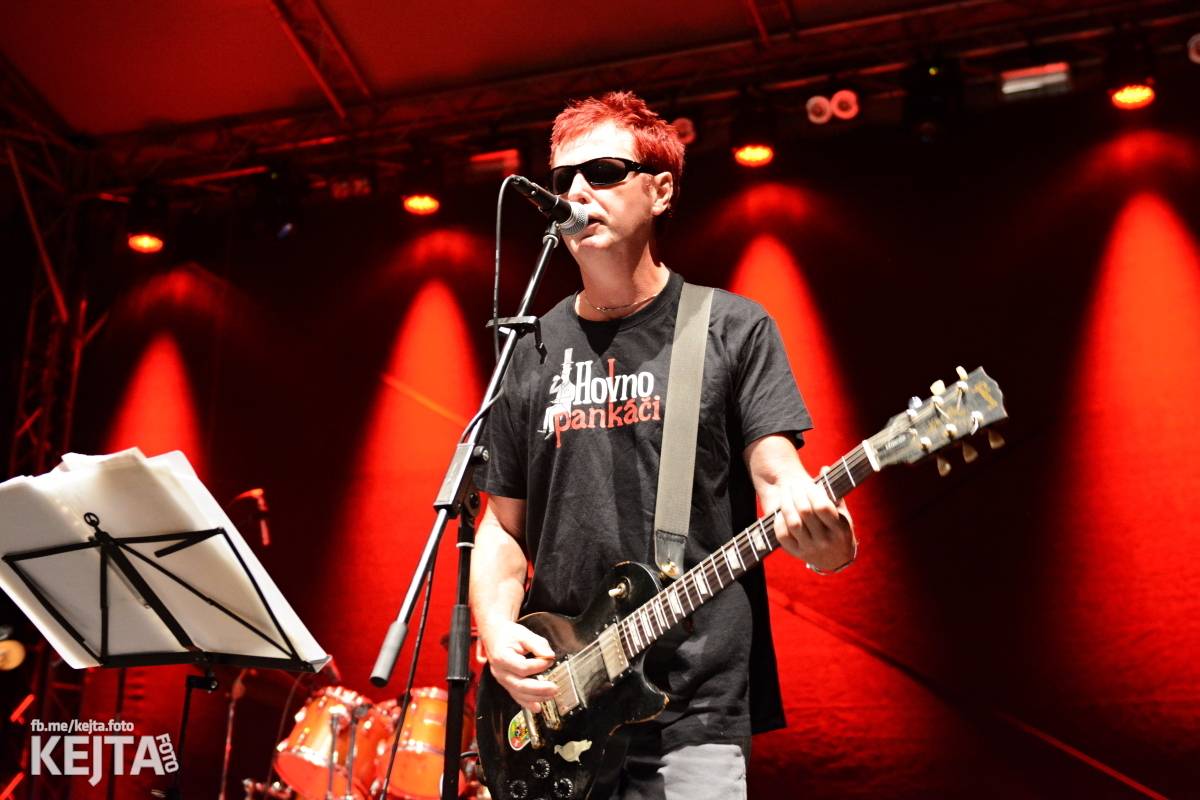 Běsnění na Valníku. Druhý den vystoupily kapely zakázanÝ ovoce, Totální nasazení nebo Znouzectnost