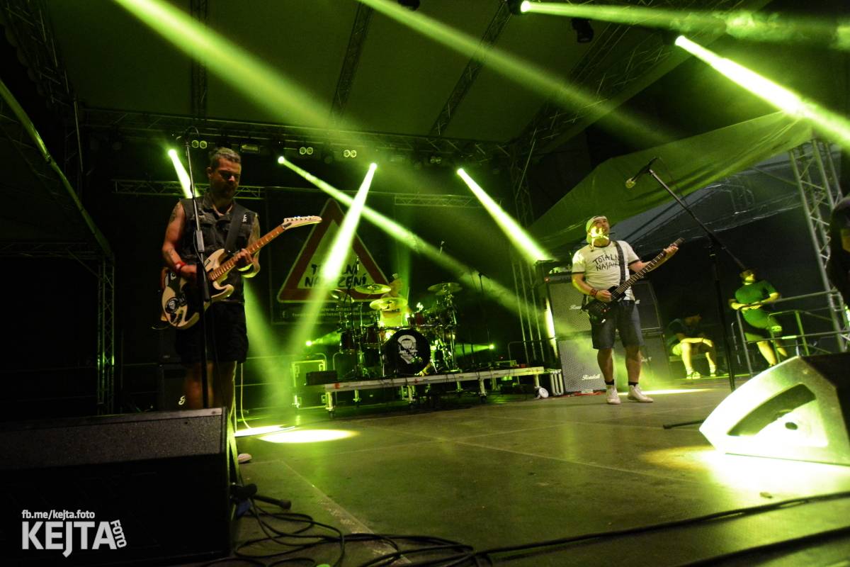 Běsnění na Valníku. Druhý den vystoupily kapely zakázanÝ ovoce, Totální nasazení nebo Znouzectnost