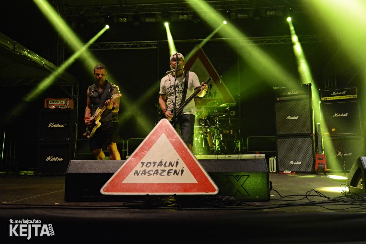 Běsnění na Valníku. Druhý den vystoupily kapely zakázanÝ ovoce, Totální nasazení nebo Znouzectnost