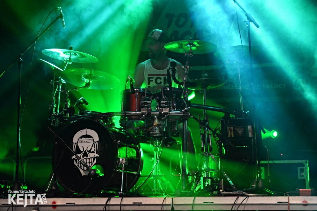 Běsnění na Valníku. Druhý den vystoupily kapely zakázanÝ ovoce, Totální nasazení nebo Znouzectnost