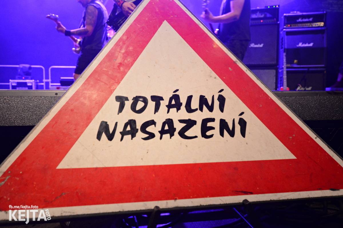 Běsnění na Valníku. Druhý den vystoupily kapely zakázanÝ ovoce, Totální nasazení nebo Znouzectnost