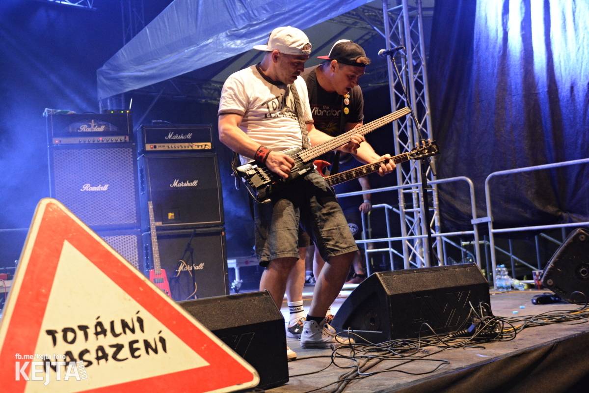 Běsnění na Valníku. Druhý den vystoupily kapely zakázanÝ ovoce, Totální nasazení nebo Znouzectnost