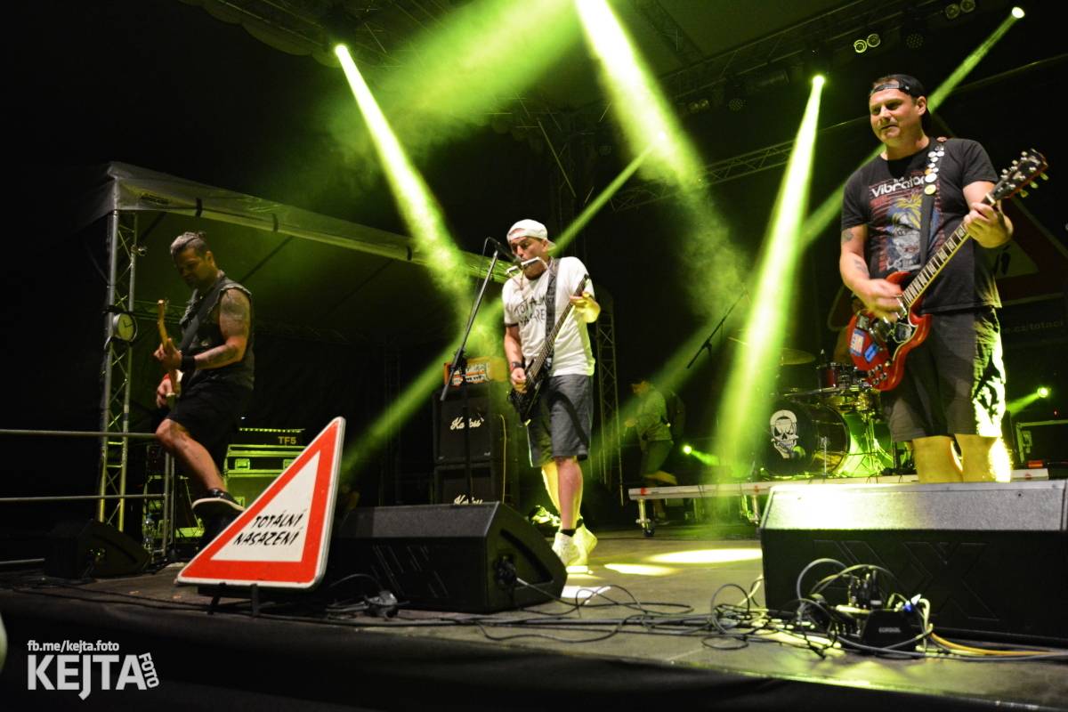 Běsnění na Valníku. Druhý den vystoupily kapely zakázanÝ ovoce, Totální nasazení nebo Znouzectnost