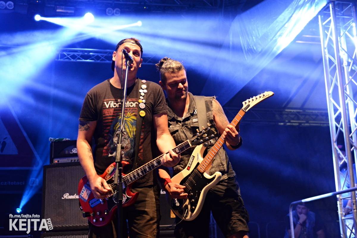 Běsnění na Valníku. Druhý den vystoupily kapely zakázanÝ ovoce, Totální nasazení nebo Znouzectnost