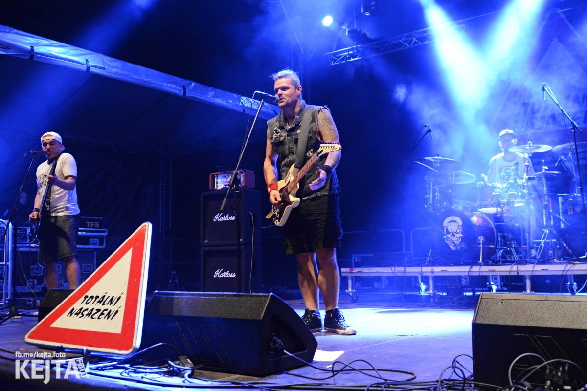 Běsnění na Valníku. Druhý den vystoupily kapely zakázanÝ ovoce, Totální nasazení nebo Znouzectnost